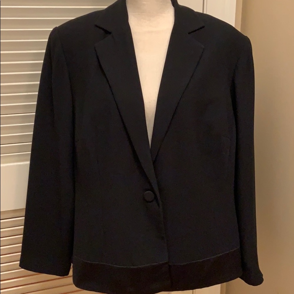 11. Maggy London Women’s Petite Black Blazer